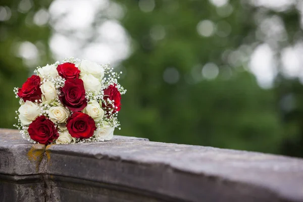 Buquê Noivas Rosas Brancas Vermelhas — Fotografia de Stock