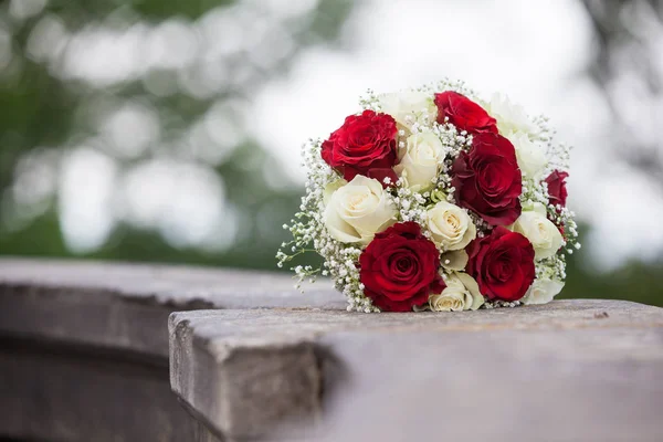 Весільний Букет Білих Червоних Троянд — стокове фото