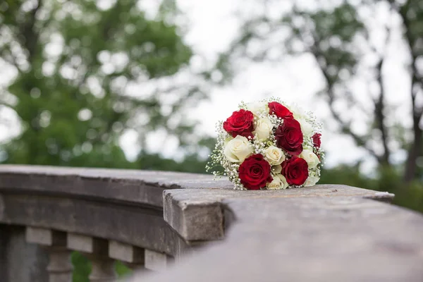 ブライダルブーケ白と赤のバラ — ストック写真