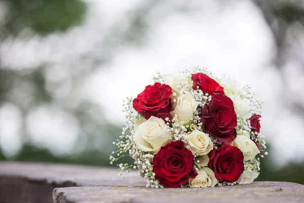 Menyasszonyi Csokor Fehér Vörös Rózsából — Stock Fotó