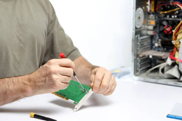 Uomo Che Utilizza Computer Officina — Foto Stock