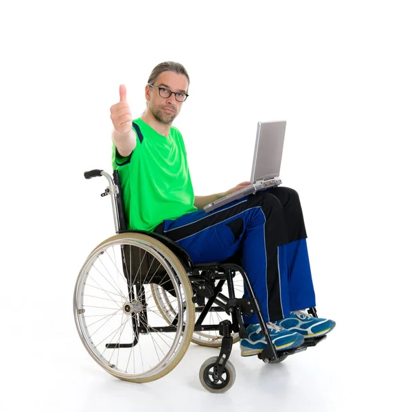 坐在轮椅上的年轻人 背景是白色的 有计算机和大拇指 — 图库照片