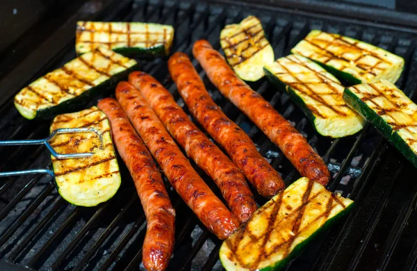 Barbecue Met Vijf Worst Gegrilde Courgette — Stockfoto