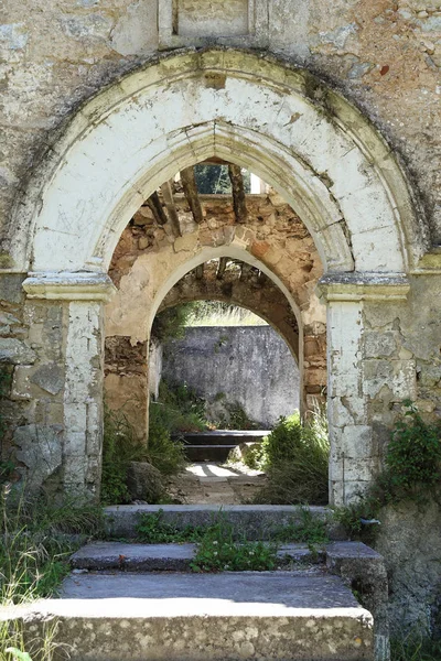 北シプラス アルヴェカフォレストのアルメニア修道院の入り口 — ストック写真