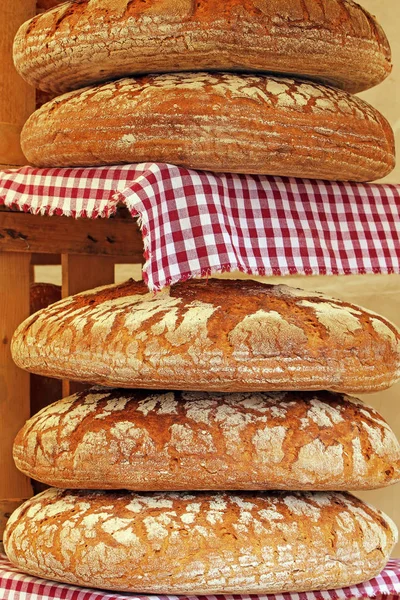 我们在农贸市场上每日吃面包 — 图库照片