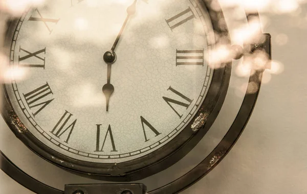 Crop Steel Horloge Analogique Vintage Reflet Lumineux Dans Sépia — Photo