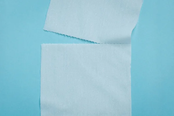 Zwei Stück Toilettenpapier Werden Auf Blauem Hintergrund Auseinandergerissen — Stockfoto