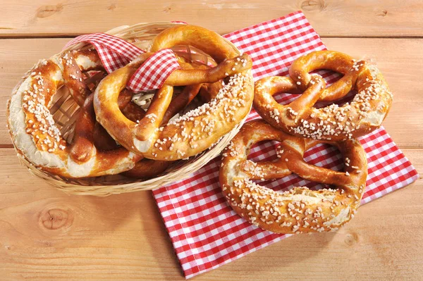 Original Bayerische Brezeln Mit Salz Korb Auf Holzbrettern — Stockfoto