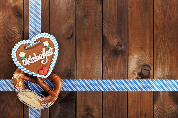 Pretzel Bavariano Original Con Corazón Pan Gingerbread Oktoberfest Frente Una —  Fotos de Stock