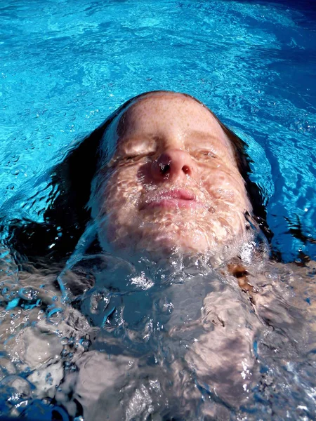 Una Donna Sta Nuotando Sott Acqua Piscina — Foto Stock