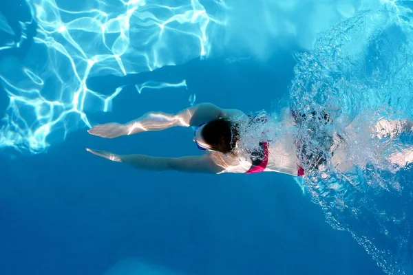 Uma Mulher Nadando Debaixo Água Piscina — Fotografia de Stock