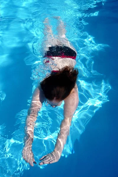 Женщина Плавает Водой Бассейне — стоковое фото