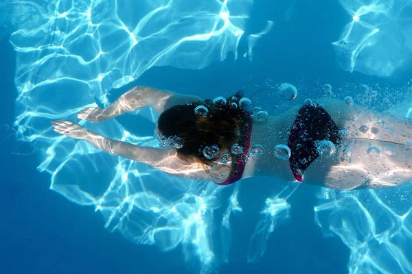 Una Mujer Nadando Bajo Agua Piscina — Foto de Stock