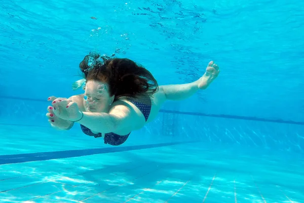 Uma Mulher Nadando Debaixo Água Piscina — Fotografia de Stock