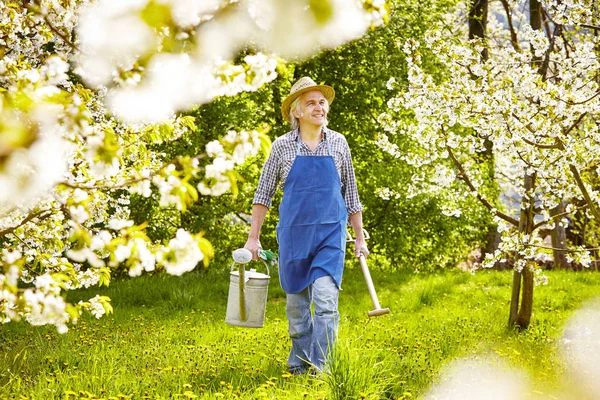 Jardinero Jardín Con Jardinero Para Riego Desove — Foto de Stock