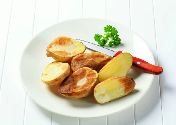 Gehalveerde Gebrande Aardappelen Plaat — Stockfoto