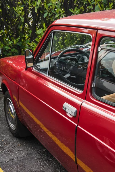 Vieille Voiture Rouge Sur Route — Photo