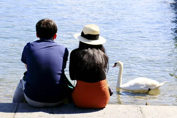 2015 Lucerna Bld Mostra Casal Sentado Uma Parede Lago Juventude — Fotografia de Stock