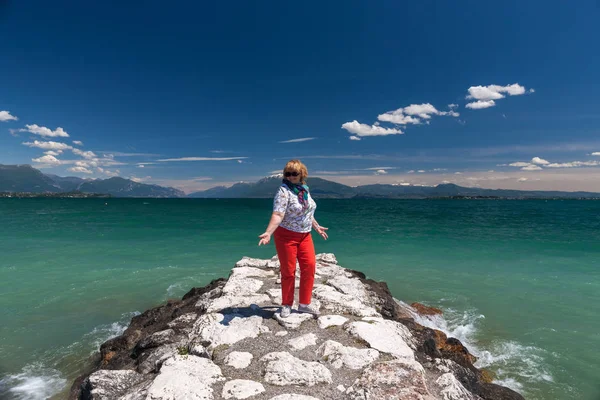 Λίμνη Γκάρντα Ιταλία Ευτυχισμένη Γυναίκα Φόντο Σμαραγδένιο Νερό — Φωτογραφία Αρχείου