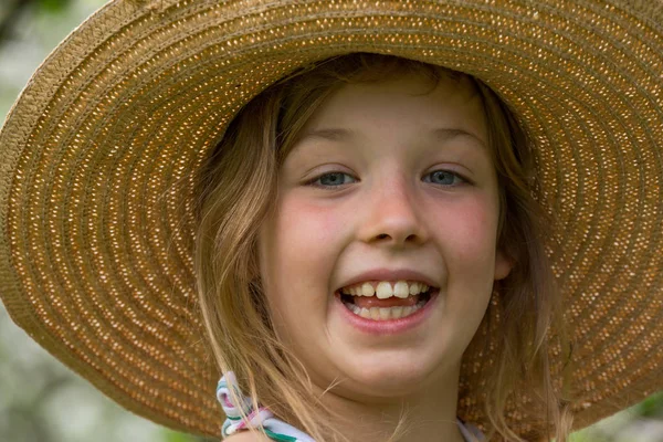 Porträt Eines Blonden Mädchens Mit Hut — Stockfoto