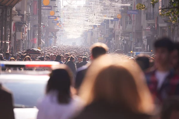 Πλήθος Κόσμου Περπατά Στο Πολυσύχναστο Δρόμο Μέρα — Φωτογραφία Αρχείου