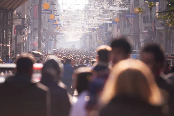 Люди Гуляют Оживленной Улице Днем — стоковое фото