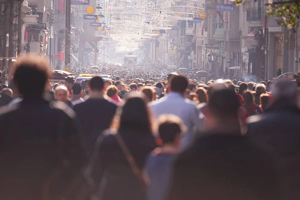 Menschen Drängen Sich Tagsüber Auf Belebten Straßen — Stockfoto