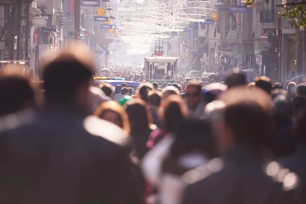 Pessoas Multidão Andando Rua Movimentada Durante Dia — Fotografia de Stock