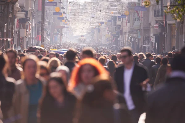 Pessoas Multidão Andando Rua Movimentada Durante Dia — Fotografia de Stock