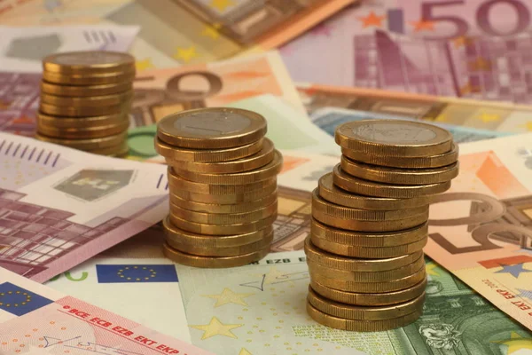 Verschillende Stapels Euromunten Tegen Bankbiljetten — Stockfoto