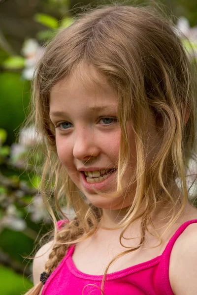 Retrato Una Chica Rubia Frente Flores Manzana —  Fotos de Stock