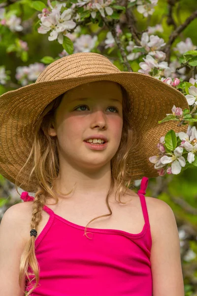 Porträt Eines Blonden Mädchens Vor Apfelblüten — Stockfoto
