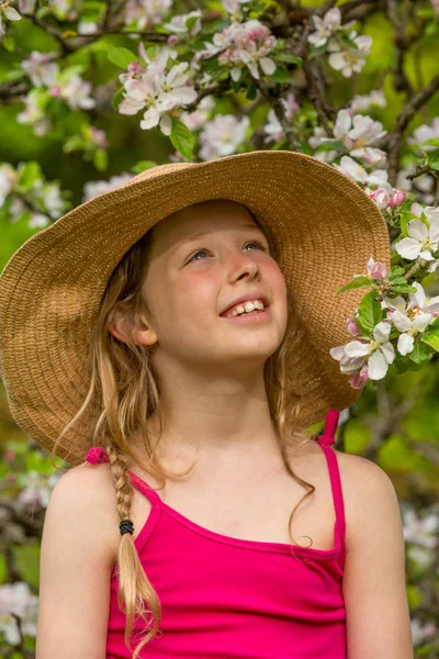 Portret Van Een Blond Meisje Voor Appelbloesems — Stockfoto