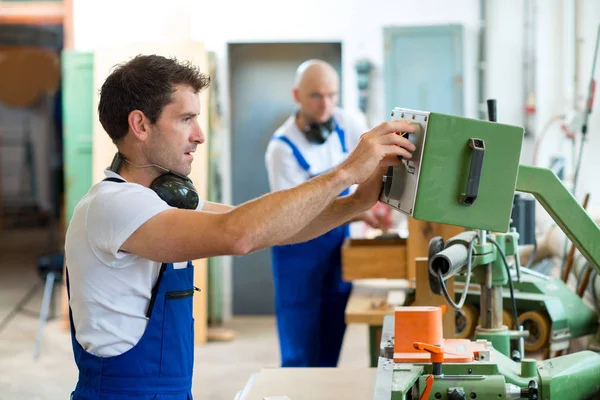 Capo Operaio Insieme Nel Laboratorio Falegname — Foto Stock