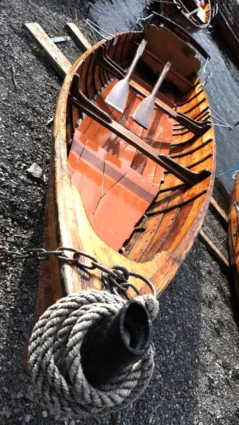 Barco Remo Madeira Com Arco Corda Com Dois Remos Encalhados — Fotografia de Stock