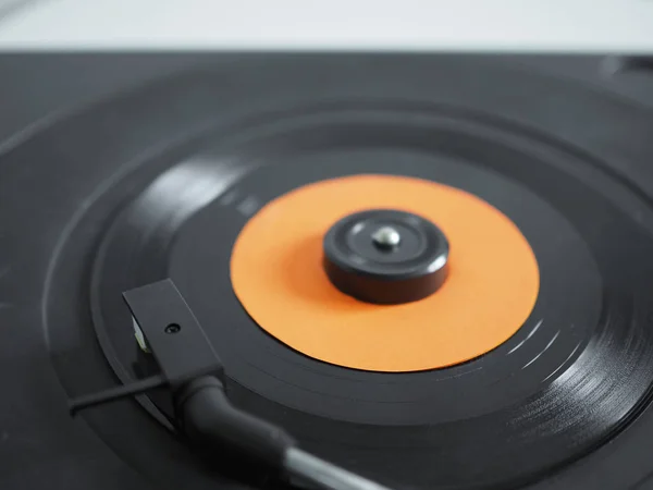 ターンテーブルレコードプレーヤー シングル45Rpmディスク上のビニールレコード — ストック写真