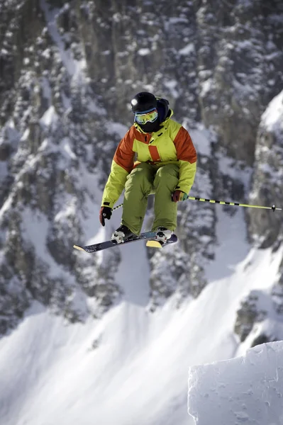 Freestyle Skidåkare Luften Med Berg Som Bakgrund — Stockfoto