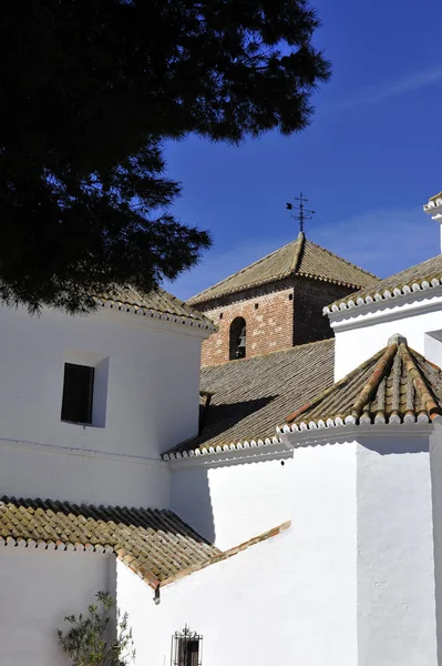 一个典型的西班牙安达卢西亚教堂和村庄 屋顶用窗玻璃装饰 墙壁在阳光和蓝天下被粉刷 — 图库照片