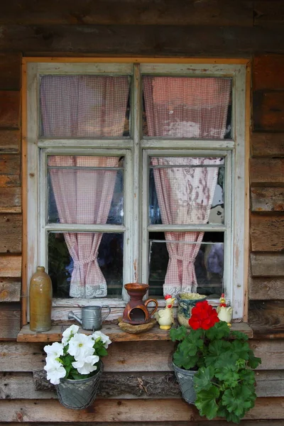 Старое Деревянное Окно Цветами — стоковое фото