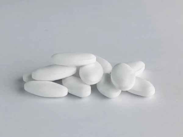 Ένας Σωρός Από Λευκά Χάπια Σχήμα Παστίλιας Λευκό Φόντο — Φωτογραφία Αρχείου