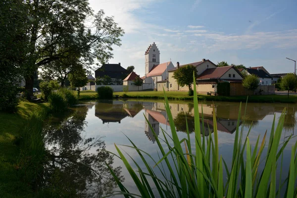 Igreja Com Lagoa Ochsenfeld Bayern Alemanha — Fotografia de Stock