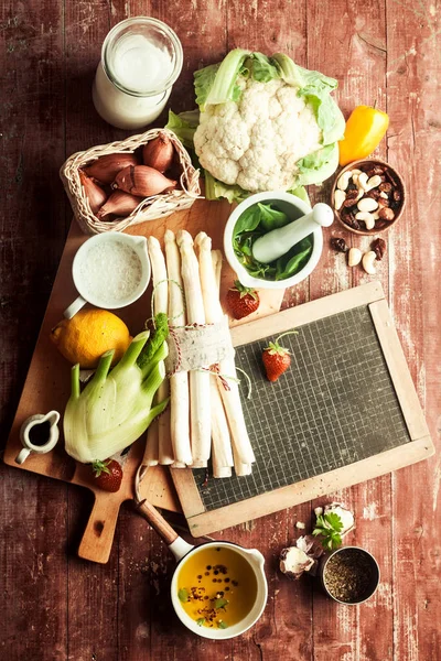 Čerstvé Ingredience Pro Lahodnou Vegetariánskou Kuchyni Květákem Chřestem Kedlubnem Šalotkou — Stock fotografie