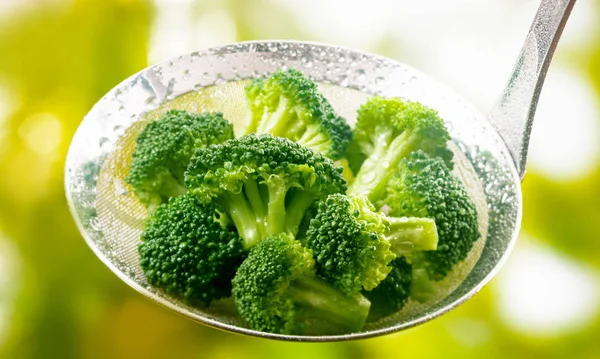 Tangga Penuh Dengan Kukus Muda Segar Brokoli Floret Kaya Vitamin — Stok Foto