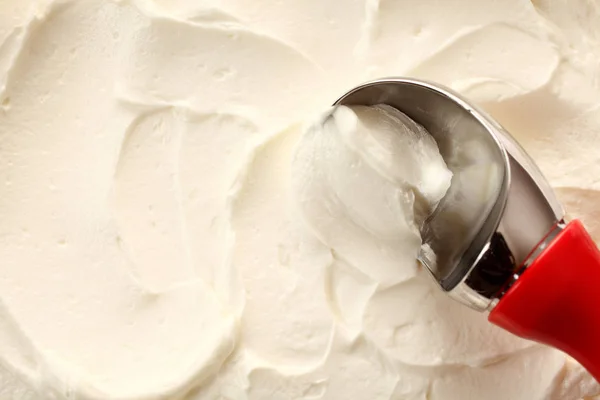 Ângulo Alto Feche Vista Colher Lisa Vermelha Que Serve Gelado — Fotografia de Stock