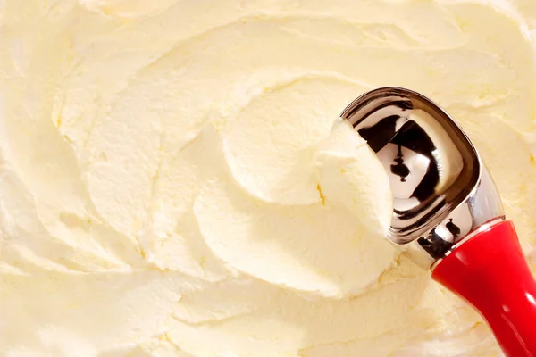 각도로 가까이 손잡이가 바닐라 크림색 아이스크림을 만드는 — 스톡 사진