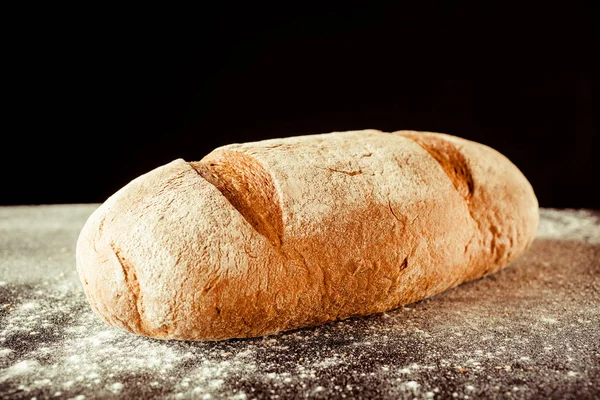 Close Gezicht Brood Van Artisinaal Brood Bloem Bedekt Oppervlak Met — Stockfoto