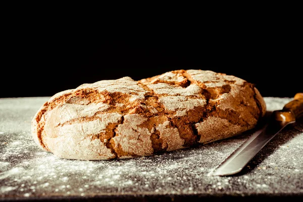 Pane Grano Artisinale Con Crosta Spaccata Superficie Superficie Coperta Farina — Foto Stock