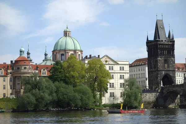 Kreuzherrenkirche Und Altstadtbrückenturm Prag — Stockfoto