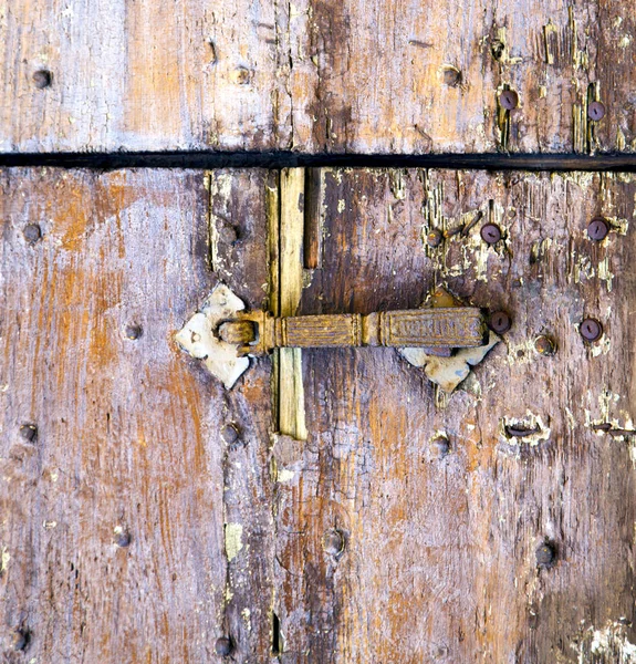 门还是老城区的棕色的抽象生锈铜门环关闭木材的伦巴第大区意大利瓦雷泽 Azzate — 图库照片
