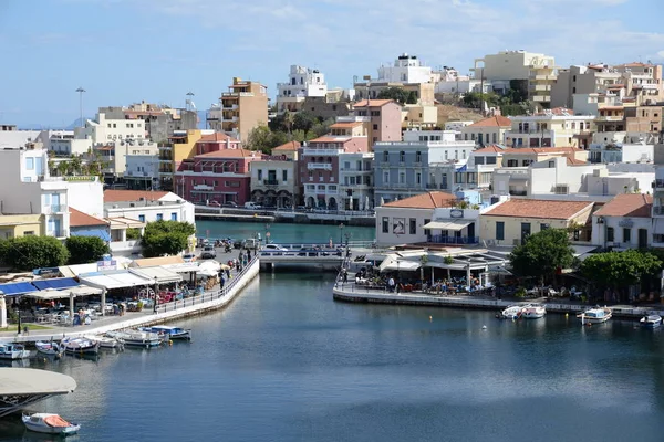 Łodzie Agios Nikolaos Beton Agios Nikolaos Jezioro Voulismeni Jezioro Voulismenis — Zdjęcie stockowe